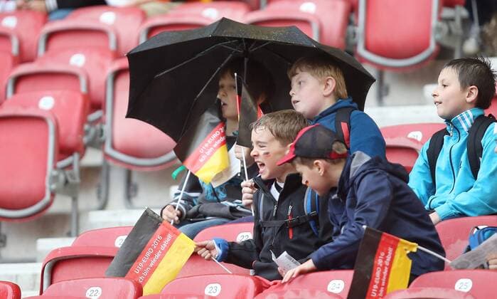 20.05.2015 Stuttgart Fußball Länderspiel U 16 Deutschland vs. Frankreich: Zuschauer, Regen, Schirm, Regenschirm