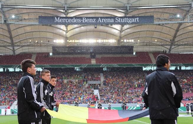20.05.2015 Stuttgart Fußball Länderspiel U 16 Deutschland vs. Frankreich: Fahne, Deutschlandfahne, Flagge, Deutschlandflagge