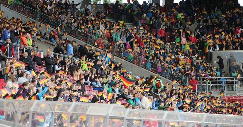20.05.2015 Stuttgart Fußball Länderspiel U 16 Deutschland vs. Frankreich: Zuschauer, Kinder, Fan, Fans (Deutschland)