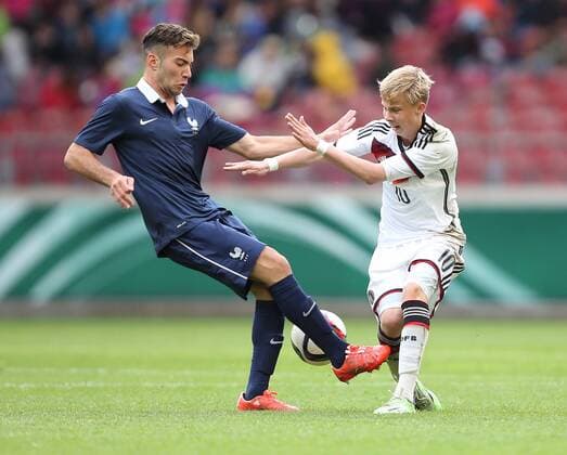 20.05.2015 Stuttgart Fußball Länderspiel U 16 Deutschland vs. Frankreich: v.l. Axsel Aktas (FRA), Sam Schreck (GER)