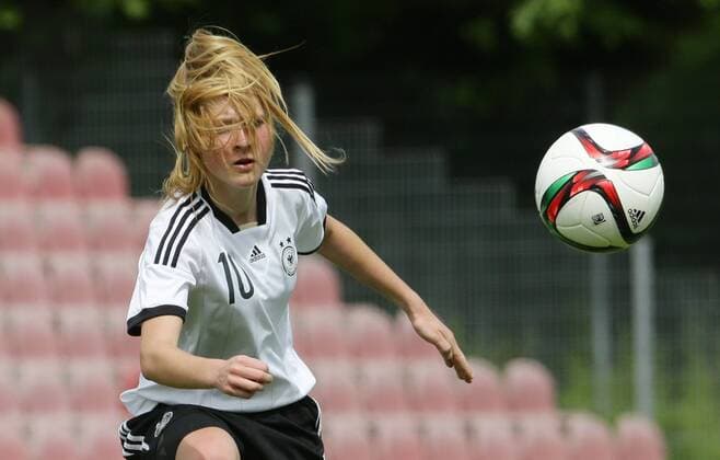 Worms , Fußball Länderspiel U 17 Juniorinnen Deutschland vs. Frankreich , Janina Minge ( GER )