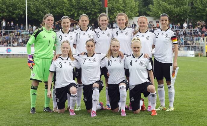 Worms , Fußball Länderspiel U 17 Juniorinnen Deutschland vs. Frankreich , Mannschaftsfoto , hinten von links: Nadine Wickler Dina Orschmann Chiara Klein Jana Feldkamp Anja Ströfer Luisa Guttenberger Vildan kardesler , vorne von links: Anna Gerhardt Giulia Gwinn Janina Minge Victoria Krug