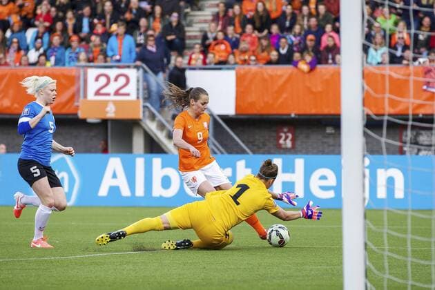 (L-R) Daniela Mona Lambin of Estonia, Eshly Bakker of Holland goalkeeper Getter Laar of Estonia during the International Friendly Länderspiel match prior to the FIFA Women s World Cup Canada 2015 between Netherlands women and Estonia women on May 20, 2015 at the Sparta stadium in Rotterdam, The Netherlands. Netherlands women v Estonia women International Friendly 2014 2015 xVIxxIVx 3888379