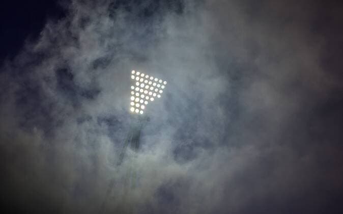Berlin, Deutschland, 20.05.2015: Fußball Berliner Pokal 2014 2015 - BFC Dynamo - SV Tasmania Berlin - Berliner Pilsner Pokalfinale. Flutlicht eingehüllt in Nebel Rauch einer Rauchbombe der Dynamo-Fans