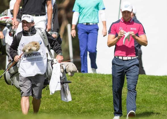Golf - 2015 Wentworth BMW PGA Golf Herren Championship - First Round. Martin Kaymer and his caddy at Wentworth Golf Club COLORSPORT DANIEL BEARHAM  BMW_PGA