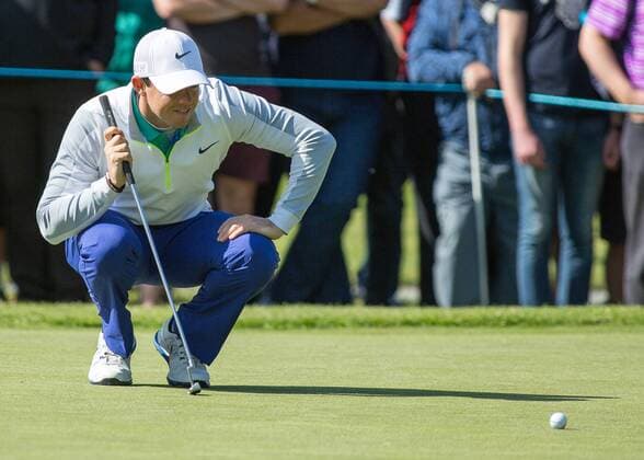 Golf - 2015 Wentworth BMW PGA Golf Herren Championship - First Round. Rory McIlroy checks his putting line at Wentworth Golf Club COLORSPORT DANIEL BEARHAM  BMW_PGA