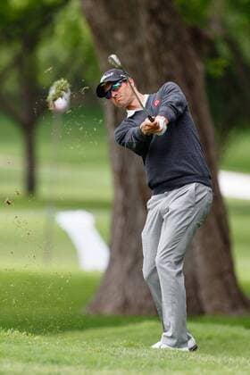 21 MAY 2015: Defending champion Adam Scott hits his approach shot on 2 during the first round of the Crowne Plaza Invitational at Colonial. GOLF: MAY 21 PGA Golf Herren - Crowne Plaza Invitational at Colonial - First Round Icon1505213291 EDITORIAL USE ONLY