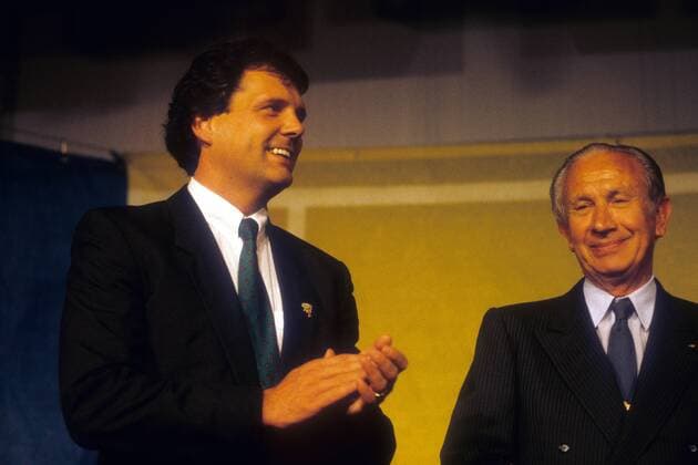Adidas-Chef Rene C. Jäggi (li., Schweiz) und IOC-Präsident Juan Antonio Samaranch (Spanien)