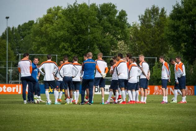 coach Remy Reynierse of Holland U21 U 21 give instructions to the players Training Holland U21 Topvoetbal 2014 2015 xVIxGerritxvanxKeulenxIVx 3894249