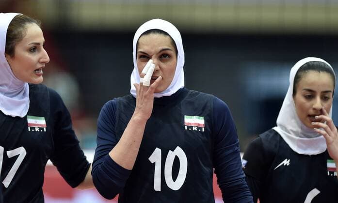 (150522) -- TIANJIN, May 22, 2015 -- Iran s Borhani (C) discusses strategy with teammates during a Group A match against China at the 18th Asian Senior Women s Volleyball Championships in Tianjin, north China, on May 22, 2015. Iran lost 0-3. ) (SP)CHINA-TIANJIN-VOLLEYBALL-ASIAN WOMEN S CHAMPIONSHIPS YuexYuewei 
