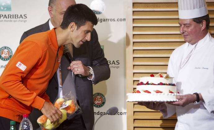 TENNIS - WTA Tennis Damen French Open 2015 PARIS,FRANCE,22.MAY.15 - TENNIS - ATP Tennis Herren World Tour, Grand Slam, Roland Garros, French Open, press conference PK Pressekonferenz Image shows Novak Djokovic (SRB) and a Chef (FFT). GEPAxpictures xMatthiasxHauer