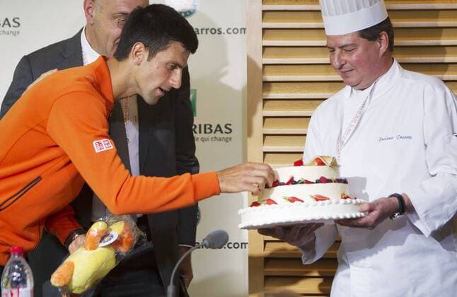 TENNIS - WTA Tennis Damen French Open 2015 PARIS,FRANCE,22.MAY.15 - TENNIS - ATP Tennis Herren World Tour, Grand Slam, Roland Garros, French Open, press conference PK Pressekonferenz Image shows Novak Djokovic (SRB) and a Chef. GEPAxpictures xMatthiasxHauer