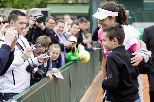 TENNIS - WTA Tennis Damen French Open 2015 PARIS,FRANCE,23.MAY.15 - TENNIS - WTA World Tour, Grand Slam, Roland Garros, French Open, training. Image shows Ana Ivanovic (SRB) and fans. GEPAxpictures xMatthiasxHauer