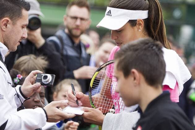 TENNIS - WTA Tennis Damen French Open 2015 PARIS,FRANCE,23.MAY.15 - TENNIS - WTA World Tour, Grand Slam, Roland Garros, French Open, training. Image shows Ana Ivanovic (SRB) and fans. GEPAxpictures xMatthiasxHauer