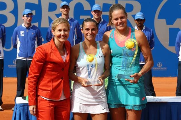 23.05.2015 - Tennis - WTA Tennis Damen - Nürnberger Versicherungs Cup 2015 - Finale - MaWi - Sandra Reichel (Turnierdirektorin Nürnberger Versicherungscup ), links Platz 2 Roberta Vinci (ITA), mitte und Siegerin Karin Knapp (ITA), rechts) - mit Pokalen