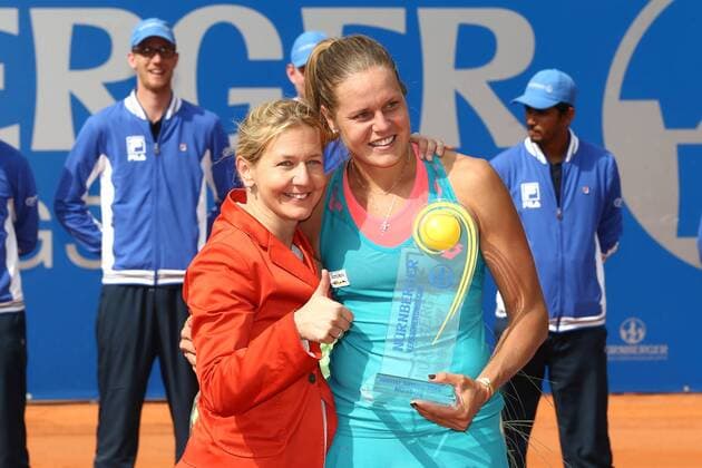 23.05.2015 - Tennis - WTA Tennis Damen - Nürnberger Versicherungs Cup 2015 - Finale - MaWi - Sandra Reichel (Turnierdirektorin Nürnberger Versicherungscup ), links und Siegerin Karin Knapp (ITA), rechts - mit Pokal Jubel Freude