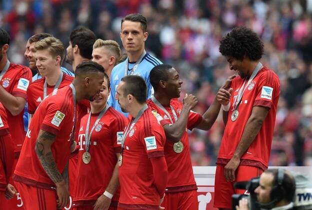 FUSSBALL 1. BUNDESLIGA SAISON 2014 2015 34. SPIELTAG FC Bayern Muenchen - 1. FSV Mainz 05 23.05.2015 Gute Laune auf dem Podium: Jerome Boateng, Franck Ribery, David Alaba und Dante (v.l., alle FC Bayern Muenchen) 