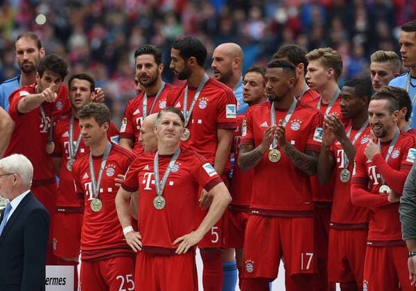 FUSSBALL 1. BUNDESLIGA SAISON 2014 2015 34. SPIELTAG FC Bayern Muenchen - 1. FSV Mainz 05 23.05.2015 Bastian Schweinsteiger (Bildmitte, FC Bayern Muenchen) geniesst den Moment 