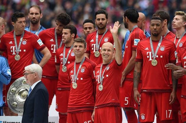 FUSSBALL 1. BUNDESLIGA SAISON 2014 2015 34. SPIELTAG FC Bayern Muenchen - 1. FSV Mainz 05 23.05.2015 Thomas Mueller (li) und Arjen Robben (re, beide FC Bayern Muenchen) auf dem Podium 