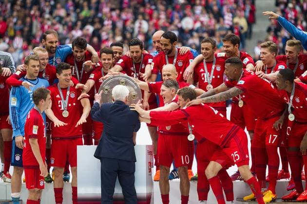 GER, 1.FBL, FC Bayern Muenchen vs. 1. FSV Mainz 05 23.05.2015, Allianz Arena, Muenchen, GER, 1.FBL, FC Bayern Muenchen vs. 1. FSV Mainz 05, im Bild die Bayern bekommen die Meisterschale nphxStraubmeier