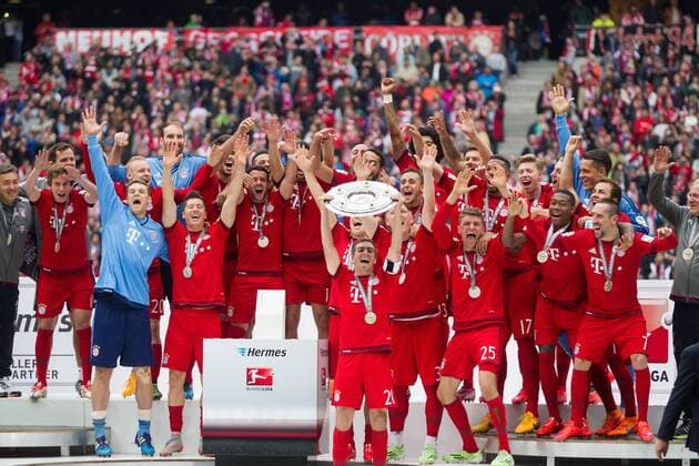 GER, 1.FBL, FC Bayern Muenchen vs. 1. FSV Mainz 05 23.05.2015, Allianz Arena, Muenchen, GER, 1.FBL, FC Bayern Muenchen vs. 1. FSV Mainz 05, im Bild die Bayern bekommen die Meisterschale nphxStraubmeier