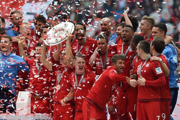 FUSSBALL 1. BUNDESLIGA SAISON 2014 2015 34. SPIELTAG FC Bayern Muenchen - 1. FSV Mainz 05 23.05.2014 Der FC Bayern feiert seine 25. Deutsche Meisterschaft: Arjen Robben, Bastian Mehdi Benatia, Schweinsteiger, Rafinha, Xabi Alonso, Jerome Boateng, Thomas Mueller, David Alaba und Franck Ribery (v.l., alle FC Bayern Muenchen) jubeln mit der Meisterschale 
