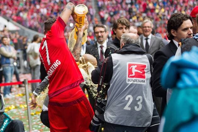 GER, 1.FBL, FC Bayern Muenchen vs. 1. FSV Mainz 05 23.05.2015, Allianz Arena, Muenchen, GER, 1.FBL, FC Bayern Muenchen vs. 1. FSV Mainz 05, im Bild Jerome Boateng (FCB 17) erwischt Pep Guardiola (Cheftrainer FCB) mit Bier nphxStraubmeier