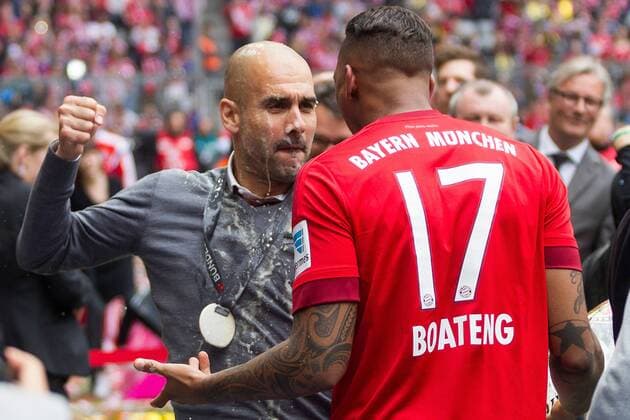 GER, 1.FBL, FC Bayern Muenchen vs. 1. FSV Mainz 05 23.05.2015, Allianz Arena, Muenchen, GER, 1.FBL, FC Bayern Muenchen vs. 1. FSV Mainz 05, im Bild Jerome Boateng (FCB 17) erwischt Pep Guardiola (Cheftrainer FCB) mit Bier nphxStraubmeier