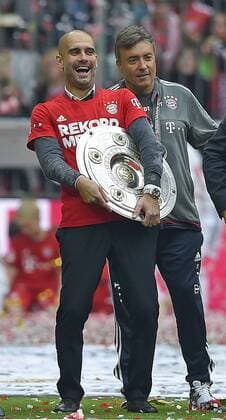 23.05.2015, Fussball 1.Bundesliga 2014 2015, 34.Spieltag, FC Bayern München - 1.FSV Mainz 05, in der Allianz-Arena München, Trainer Pep Guardiola (Bayern München) mit Schale 