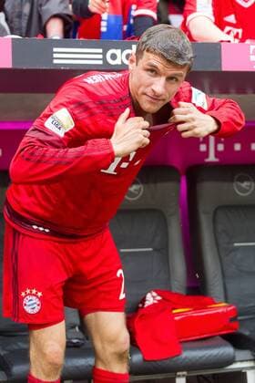 GER, 1.FBL, FC Bayern Muenchen vs. 1. FSV Mainz 05 23.05.2015, Allianz Arena, Muenchen, GER, 1.FBL, FC Bayern Muenchen vs. 1. FSV Mainz 05, im Bild Thomas Mueller (FCB 25) wechselt das Trikot nphxStraubmeier