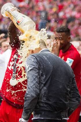 GER, 1.FBL, FC Bayern Muenchen vs. 1. FSV Mainz 05 23.05.2015, Allianz Arena, Muenchen, GER, 1.FBL, FC Bayern Muenchen vs. 1. FSV Mainz 05, im Bild David Alaba (FCB 27) erwischt Pep Guardiola (Cheftrainer FCB) mit Bier nphxStraubmeier