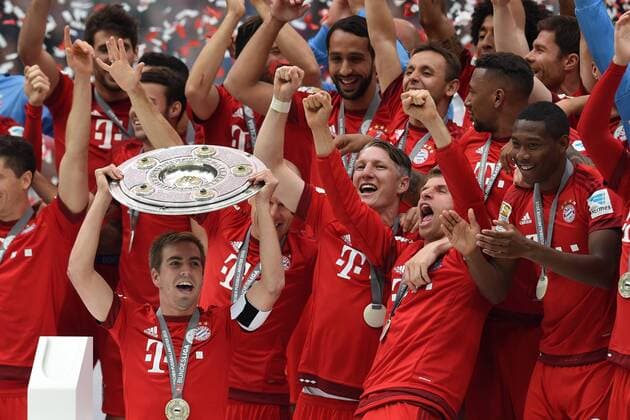 FUSSBALL 1. BUNDESLIGA SAISON 2014 2015 34. SPIELTAG FC Bayern Muenchen - 1. FSV Mainz 05 23.05.2014 Der FC Bayern feiert seine 25. Deutsche Meisterschaft: Philipp Lahm reckt die Meisterschale in die Hoehe. Bastian Schweinsteiger, Thomas Mueller und David Alaba (v.l., alle FC Bayern Muenchen) jubeln mit dem Kapitaen 