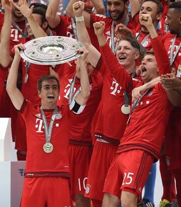 FUSSBALL 1. BUNDESLIGA SAISON 2014 2015 34. SPIELTAG FC Bayern Muenchen - 1. FSV Mainz 05 23.05.2014 Der FC Bayern feiert seine 25. Deutsche Meisterschaft: Philipp Lahm reckt die Meisterschale in die Hoehe, Bastian Schweinsteiger und Thomas Mueller (v.l.) jubeln mit 
