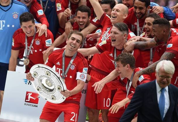 FUSSBALL 1. BUNDESLIGA SAISON 2014 2015 34. SPIELTAG FC Bayern Muenchen - 1. FSV Mainz 05 23.05.2014 Der FC Bayern feiert seine 25. Deutsche Meisterschaft: Philipp Lahm freut sich mit der Meisterschale. Robert Lewandowski, Arjen Robben, Bastian Schweinsteiger, Thomas Mueller, Rafinha und Jerome Boateng (v.l.) freuen sich mit 