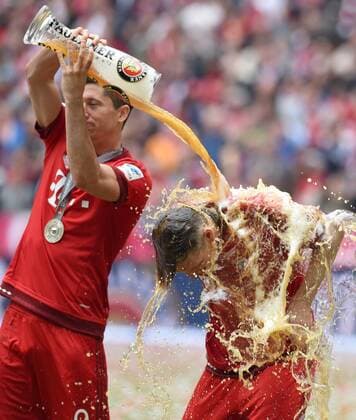 FUSSBALL 1. BUNDESLIGA SAISON 2014 2015 34. SPIELTAG FC Bayern Muenchen - 1. FSV Mainz 05 23.05.2014 Der FC Bayern feiert seine 25. Deutsche Meisterschaft: Robert Lewandowski (li) goennt Bastian Schweinsteiger (re) eine Bierdusche 