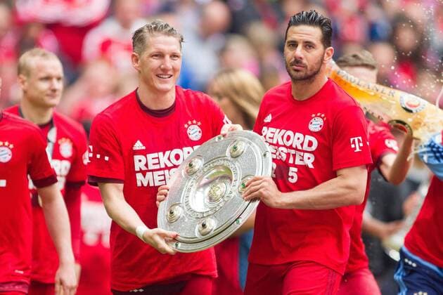 GER, 1.FBL, FC Bayern Muenchen vs. 1. FSV Mainz 05 23.05.2015, Allianz Arena, Muenchen, GER, 1.FBL, FC Bayern Muenchen vs. 1. FSV Mainz 05, im Bild Bastian Schweinsteiger (FCB 31) mit Claudio Pizarro (FCB 14) nphxStraubmeier