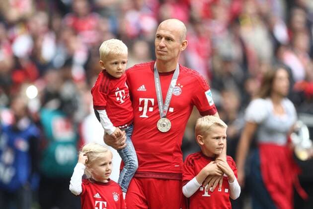 GER, 1.FBL, FC Bayern Muenchen vs. 1. FSV Mainz 05 23.05.2015, Allianz Arena, Muenchen, GER, 1.FBL, FC Bayern Muenchen vs. 1. FSV Mainz 05, im Bild Arjen Robben (FCB 10) mit seinen Kindern nphxStraubmeier