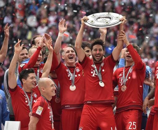 Spieler halten die Schale Meisterschale Trophäe hoch hier Claudio Pizarro FC Bayern München Meisterfeier FC Bayern München FCB Der FC Bayern ist 25. Deutscher Meister 2013 2014 FC Bayern München FCB gegen FSV Mainz 05 FC Bayerm in neuen Trikots der Saison 2015 2016 Fußball Bundesliga Herren GER 1. BL Spieltag 34 34. Spieltag Saison 2014 2015 München Allianz-Arena 23.05.2015 FC Bayern München FCB gegen FSV Mainz 05