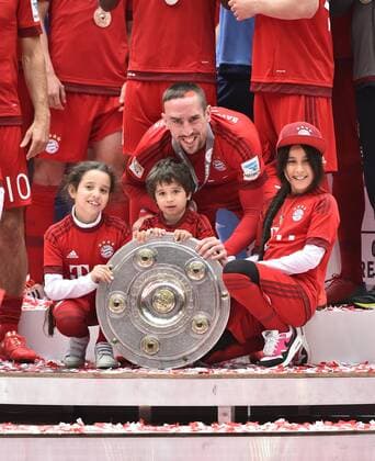 Franck Ribery FC Bayern München mit 3 Kindern und Meisterschale Schale Meisterfeier FC Bayern München FCB Der FC Bayern ist 25. Deutscher Meister 2013 2014 FC Bayern München FCB gegen FSV Mainz 05 FC Bayerm in neuen Trikots der Saison 2015 2016 Fußball Bundesliga Herren GER 1. BL Spieltag 34 34. Spieltag Saison 2014 2015 München Allianz-Arena 23.05.2015 FC Bayern München FCB gegen FSV Mainz 05