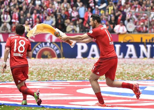 Bierdusche Bier Weißbierdusche Weißbier Jagdszenen Claudio Pizarro FC Bayern München (rechts) gegen Juan Bernat FC Bayern München (links) Meisterfeier FC Bayern München FCB Der FC Bayern ist 25. Deutscher Meister 2013 2014 FC Bayern München FCB gegen FSV Mainz 05 FC Bayerm in neuen Trikots der Saison 2015 2016 Fußball Bundesliga Herren GER 1. BL Spieltag 34 34. Spieltag Saison 2014 2015 München Allianz-Arena 23.05.2015 FC Bayern München FCB gegen FSV Mainz 05