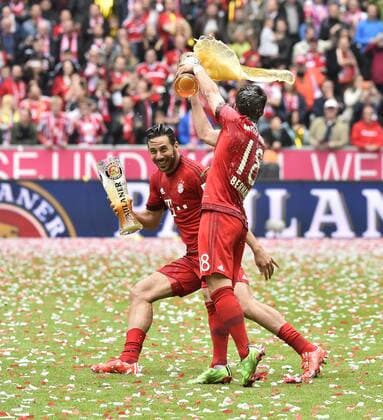 Bierdusche Bier Weißbierdusche Weißbier Jagdszenen Juan Bernat FC Bayern München vorne gegen Claudio Pizarro FC Bayern München hinten Meisterfeier FC Bayern München FCB Der FC Bayern ist 25. Deutscher Meister 2013 2014 FC Bayern München FCB gegen FSV Mainz 05 FC Bayerm in neuen Trikots der Saison 2015 2016 Fußball Bundesliga Herren GER 1. BL Spieltag 34 34. Spieltag Saison 2014 2015 München Allianz-Arena 23.05.2015 FC Bayern München FCB gegen FSV Mainz 05