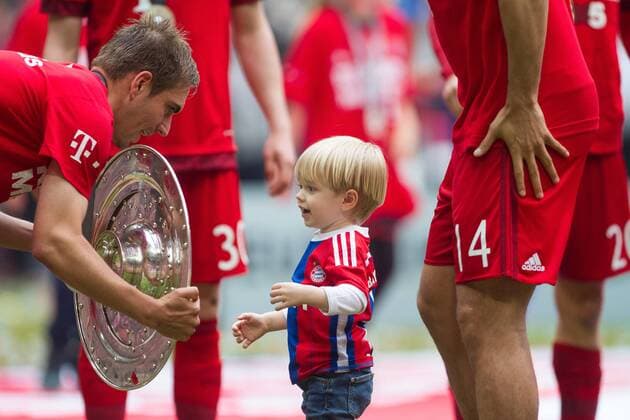 GER, 1.FBL, FC Bayern Muenchen vs. 1. FSV Mainz 05 23.05.2015, Allianz Arena, Muenchen, GER, 1.FBL, FC Bayern Muenchen vs. 1. FSV Mainz 05, im Bild Philipp Lahm (FCB 21) mit schale nphxStraubmeier