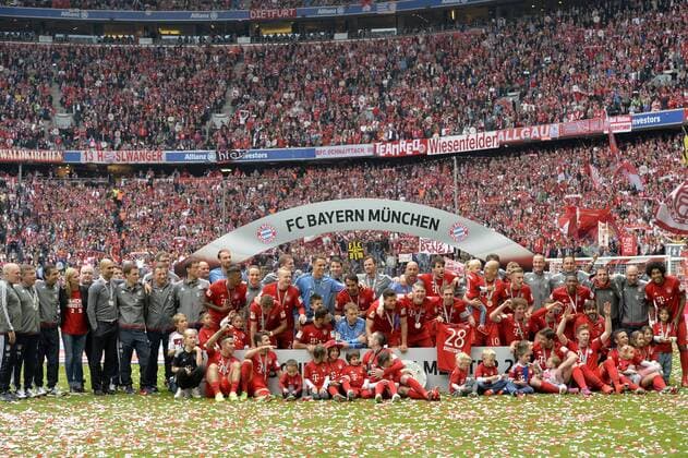 Mannschaftsfoto mit Kindern und Betreuern Meisterfeier FC Bayern München FCB Der FC Bayern ist 25. Deutscher Meister 2013 2014 FC Bayern München FCB gegen FSV Mainz 05 FC Bayerm in neuen Trikots der Saison 2015 2016 Fußball Bundesliga Herren GER 1. BL Spieltag 34 34. Spieltag Saison 2014 2015 München Allianz-Arena 23.05.2015 FC Bayern München FCB gegen FSV Mainz 05