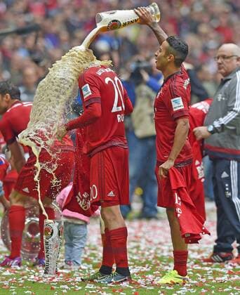 23.05.2015, Fussball 1.Bundesliga 2014 2015, 34.Spieltag, FC Bayern München - 1.FSV Mainz 05, in der Allianz-Arena München, Juan Bernat (Bayern) schüttet Sebastian Rode (Bayern) Bier über den Kopf. 