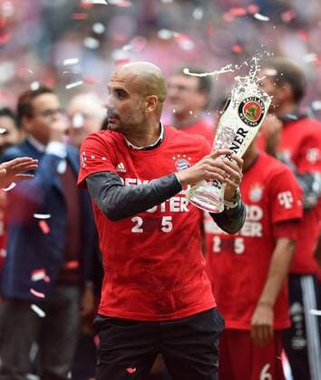 FUSSBALL 1. BUNDESLIGA SAISON 2014 2015 34. SPIELTAG FC Bayern Muenchen - 1. FSV Mainz 05 23.05.2014 Der FC Bayern feiert seine 25. Deutsche Meisterschaft: Trainer Pep Guardiola (FC Bayern Muenchen) mit einem ziemlich leeren Bierglas 