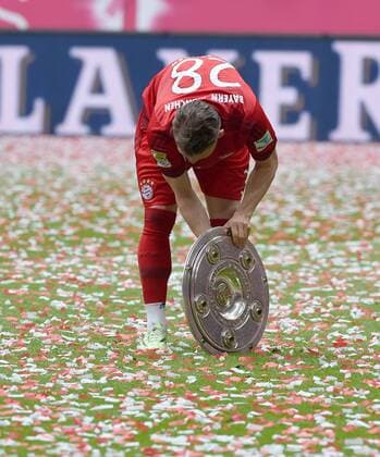 FUSSBALL 1. BUNDESLIGA SAISON 2014 2015 34. SPIELTAG FC Bayern Muenchen - 1. FSV Mainz 05 23.05.2014 Der FC Bayern feiert seine 25. Deutsche Meisterschaft: Bastian Schweinsteiger (FC Bayern Muenchen) mit der Meisterschale 