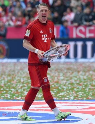 FUSSBALL 1. BUNDESLIGA SAISON 2014 2015 34. SPIELTAG FC Bayern Muenchen - 1. FSV Mainz 05 23.05.2014 Der FC Bayern feiert seine 25. Deutsche Meisterschaft: Bastian Schweinsteiger (FC Bayern Muenchen) jubelt mit der Meisterschale und streckt dabei die Zunge raus 