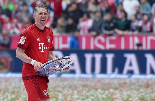 FUSSBALL 1. BUNDESLIGA SAISON 2014 2015 34. SPIELTAG FC Bayern Muenchen - 1. FSV Mainz 05 23.05.2014 Der FC Bayern feiert seine 25. Deutsche Meisterschaft: Bastian Schweinsteiger (FC Bayern Muenchen) jubelt mit der Meisterschale und streckt dabei die Zunge raus 