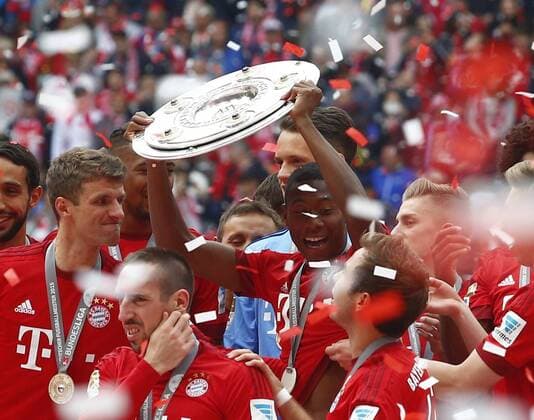 SOCCER - 1. DFL, Bayern vs Mainz MUNICH,GERMANY,23.MAY.15 - SOCCER - 1. DFL, 1. Deutsche Bundesliga, FC Bayern Muenchen vs 1. FSV Mainz 05. Image shows David Alaba (Bayern) and the team. Keywords: trophy. GEPA xFelixxRoittner
