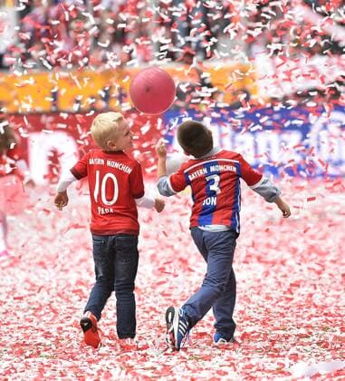 Kinder von Arjen Robben FC Bayern München (links) und Xabi Xabier Olano Alonso FC Bayern München (rechts) spielen mit Luftballon im Konfetti Meisterfeier FC Bayern München FCB Der FC Bayern ist 25. Deutscher Meister 2013 2014 FC Bayern München FCB gegen FSV Mainz 05 FC Bayerm in neuen Trikots der Saison 2015 2016 Fußball Bundesliga Herren GER 1. BL Spieltag 34 34. Spieltag Saison 2014 2015 München Allianz-Arena 23.05.2015 FC Bayern München FCB gegen FSV Mainz 05